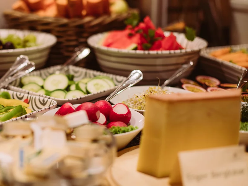 Frühstücksbuffet Käse und verschiedenes Gemüse