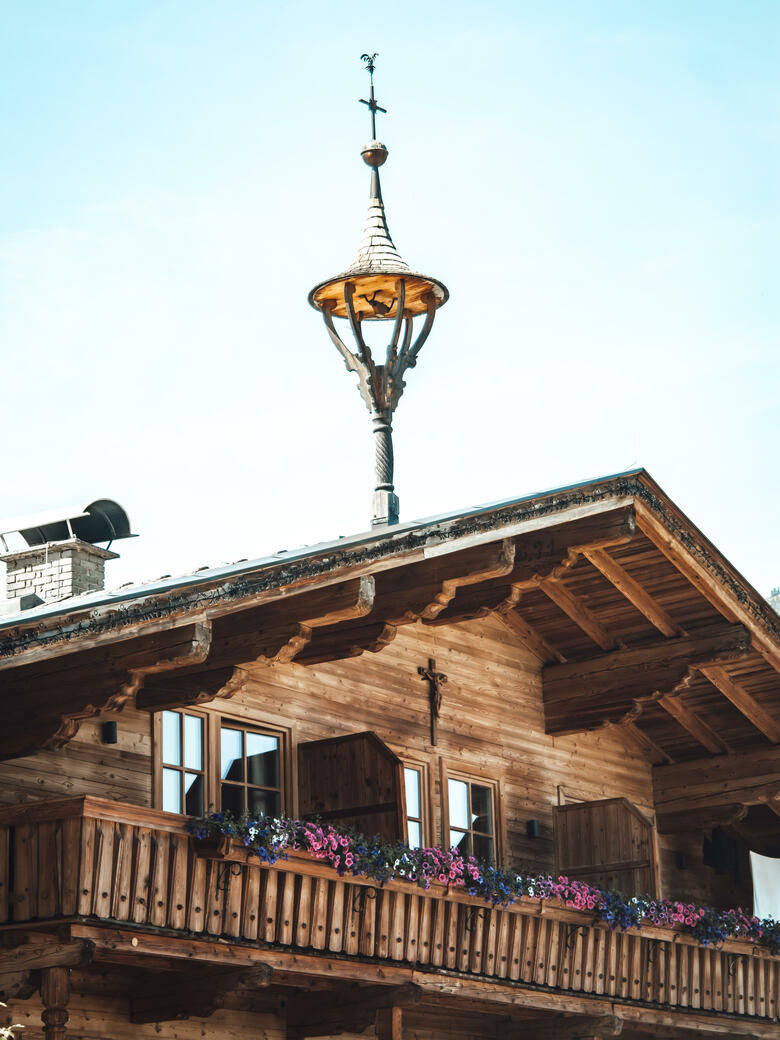 Hotel Chalets Grosslehen Außenansicht Sommer Außenansicht Sommer mit Dachgiebel aus Holz