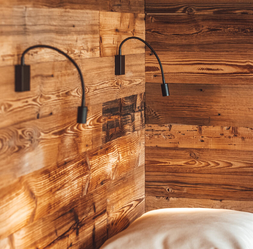 Hotel Chalets Grosslehen Ruheraum Bett und Lampen Ruheraum Bett und Lampen