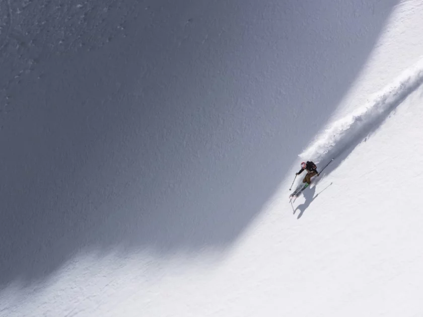 Skifahrer im Tiefschnee