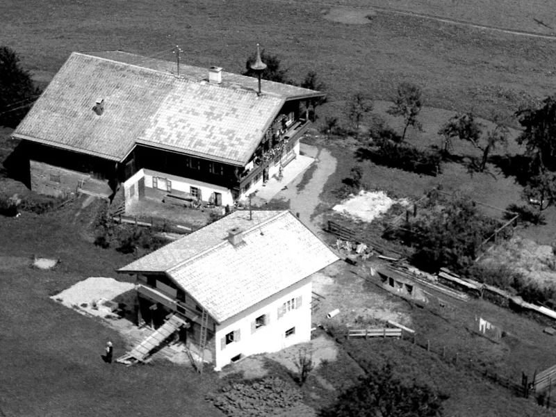 historische Luftaufnahme eines Bauernhofs