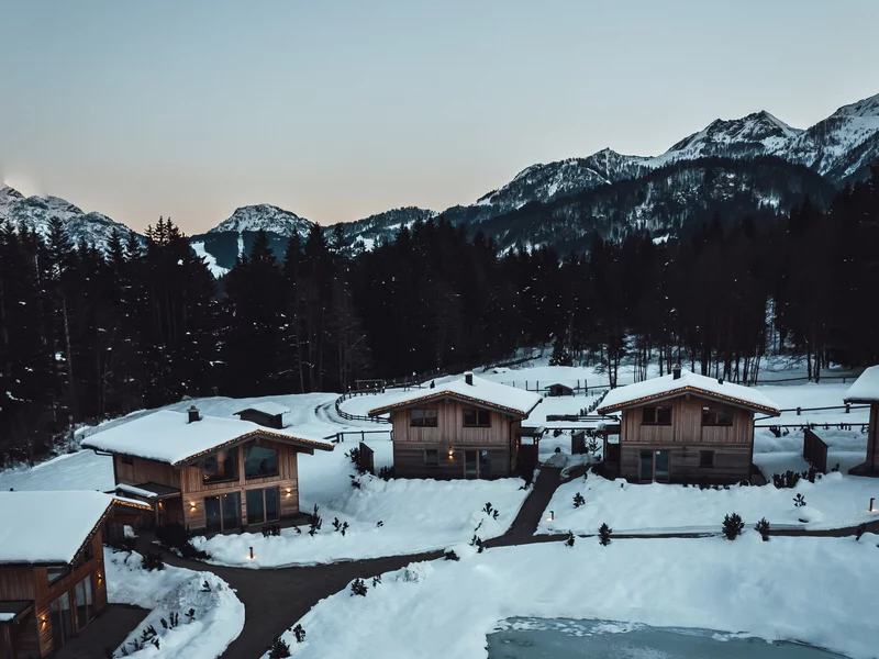 Chalets von Außen, im Hintergrund die Berge