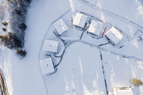 Chalets im Winter Drohnenansicht