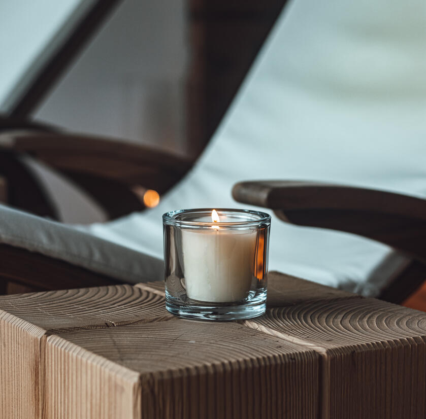 Hotel Chalets Grosslehen Ruheraum Liegen mit Kerze Liegen mit Kerze