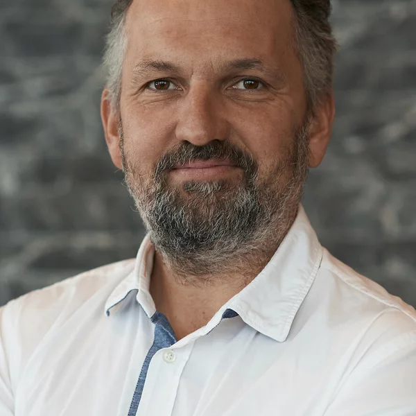 Portrait eines Mannes mit grau melierten Haaren und Bart