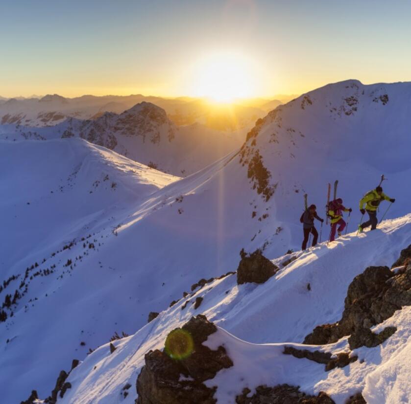 skitouring-im-pillerseetal.jpg Drei Skitourengeher wandern auf einen schneebedeckten Gipfel