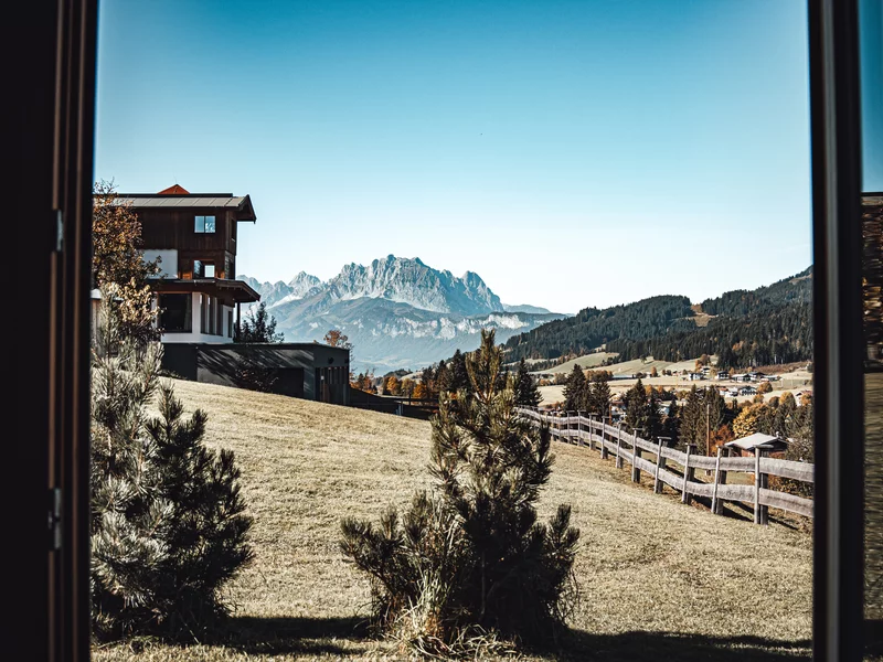 Blick aus dem Chalet in die Berge