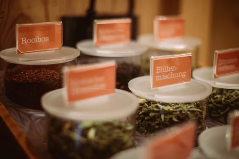 Teeauswahl beim Frühstücksbuffet