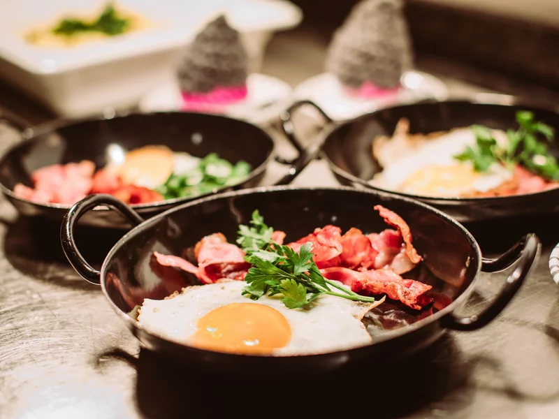 Frühstücksbuffet Spiegeleier mit Speck